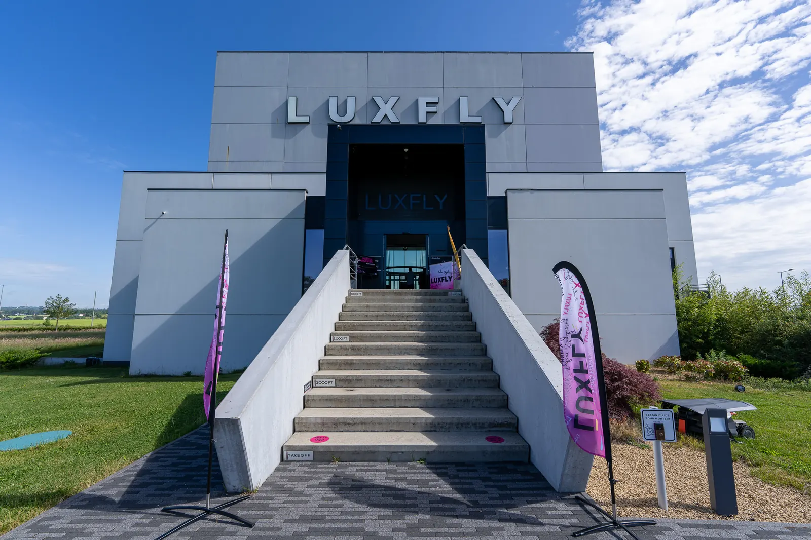 Façade du bâtiment LUXFLY à Sterpenich, escalier d'entrée